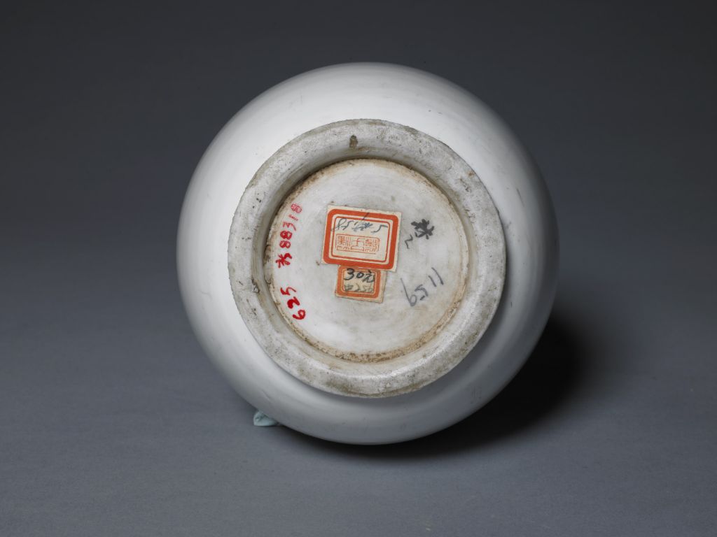 图片[2]-Dehua kiln white glaze dark flower gall bottle-China Archive